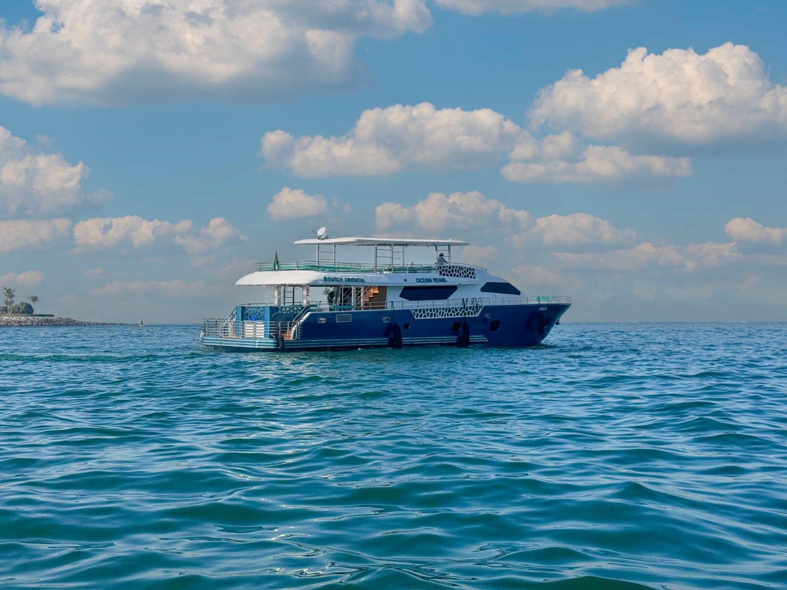 Super Yacht Dinner Cruise – Food & Unlimited Alcoholic Drinks
