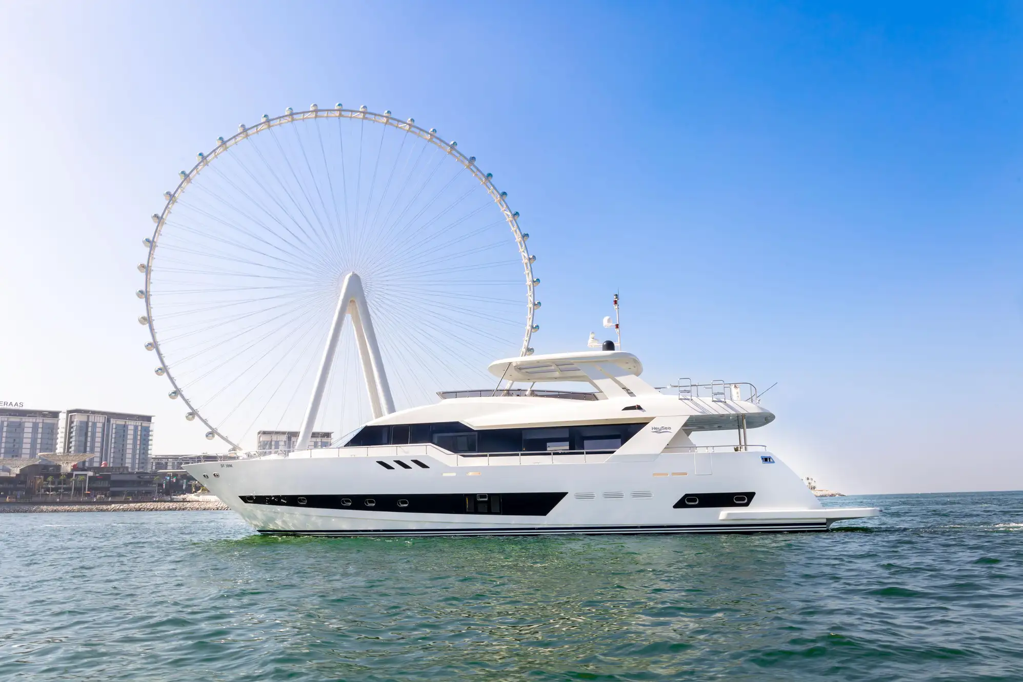 Luxury Dubai Yacht Tour with BBQ & Drinks