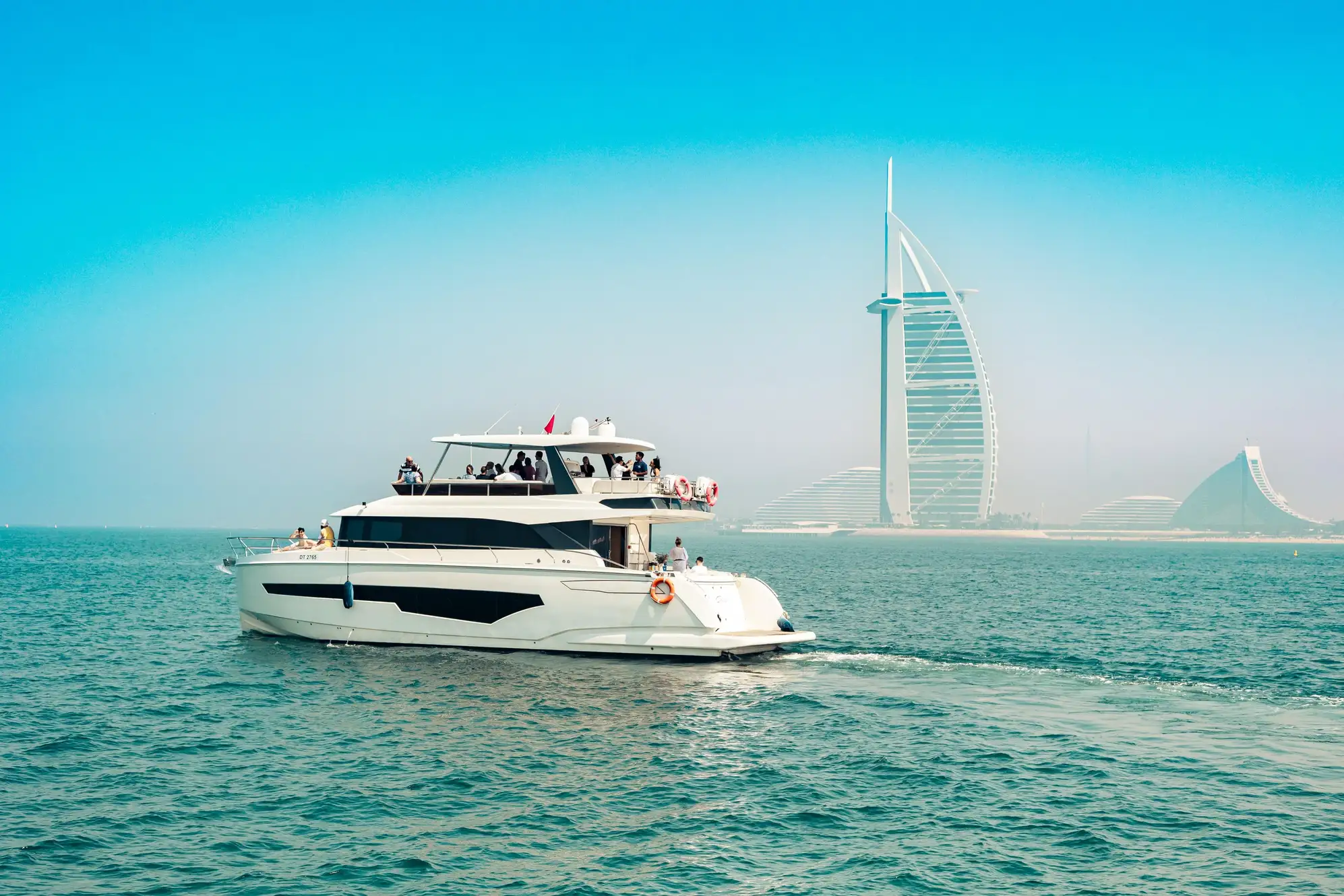 Luxury Dubai Yacht Tour with BBQ & Drinks