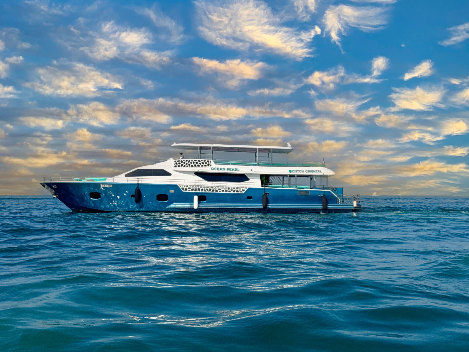 Super Yacht Cruise – Standard Food & Soft Drinks